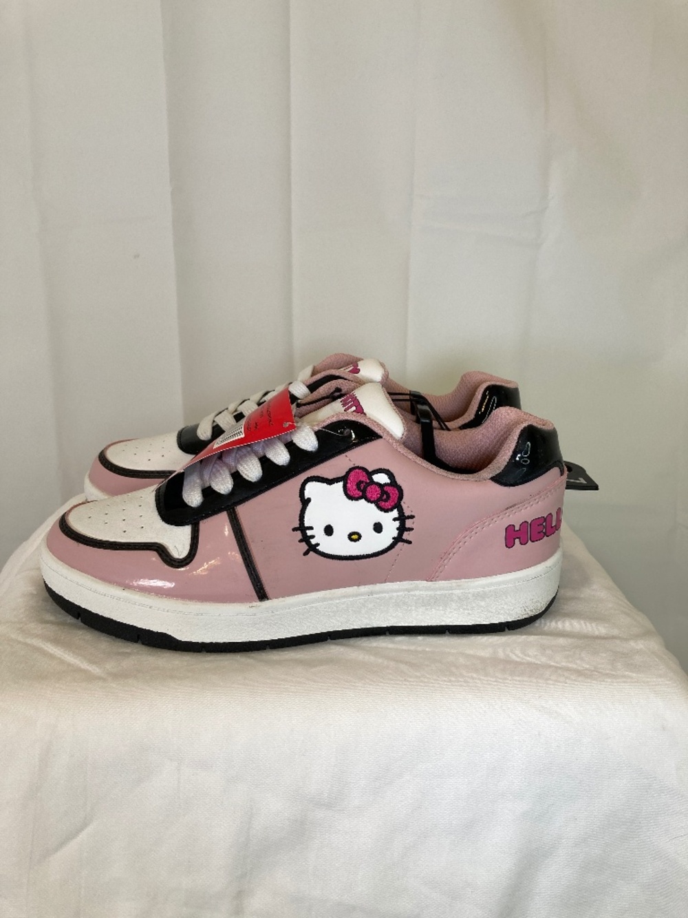 Hello Kitty Sz 7 Pink Black White Ladies Shoes Sneakers New With Tags Black Sole